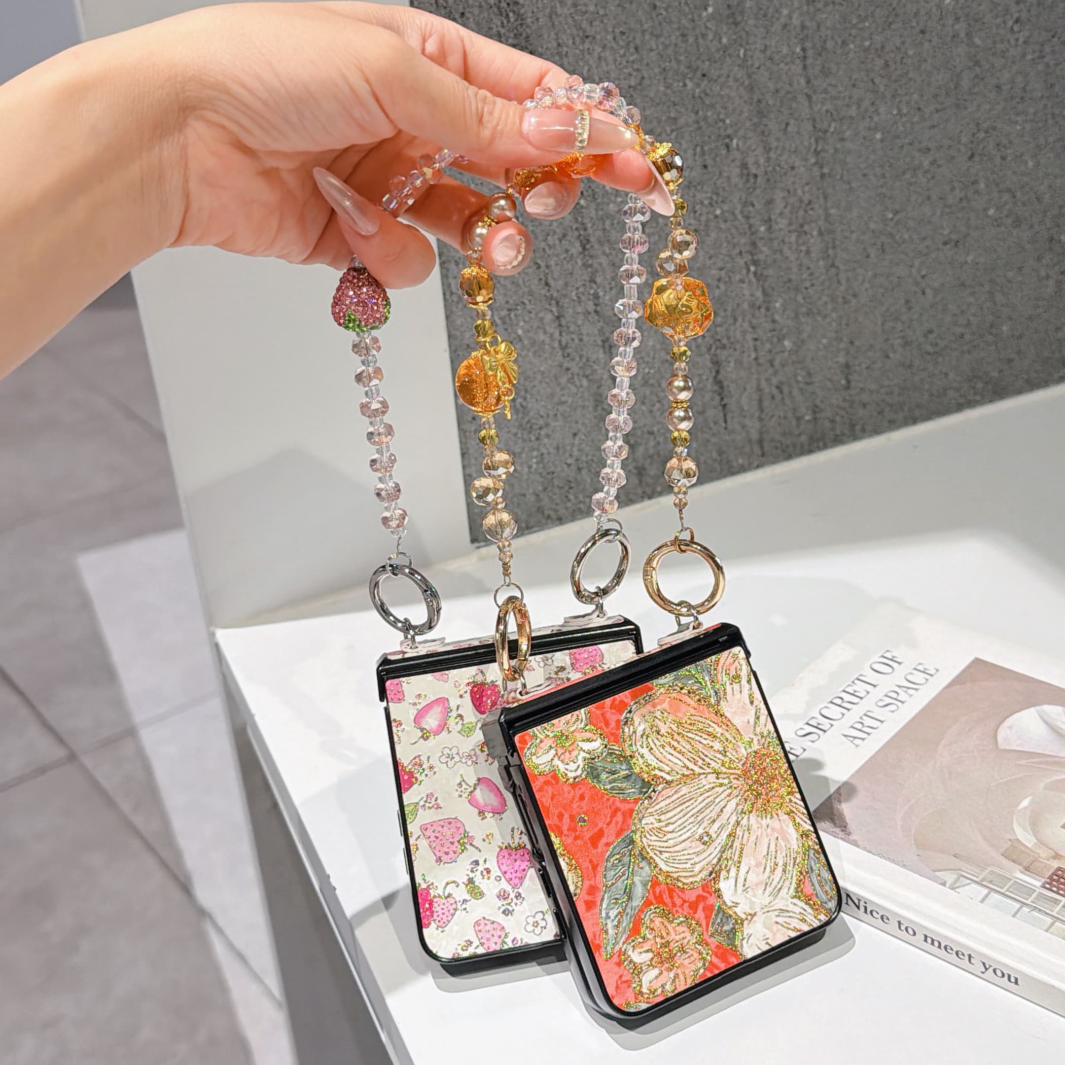 ヒンジ保護PUレザーカバー＆カラービーズリストチェーンストラ - Flip Leather Case のレビューと価格